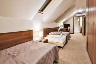 Отель Hotel Kantoria Тарнув Двухместный номер «Комфорт» с 1 кроватью или 2 отдельными кроватями-5